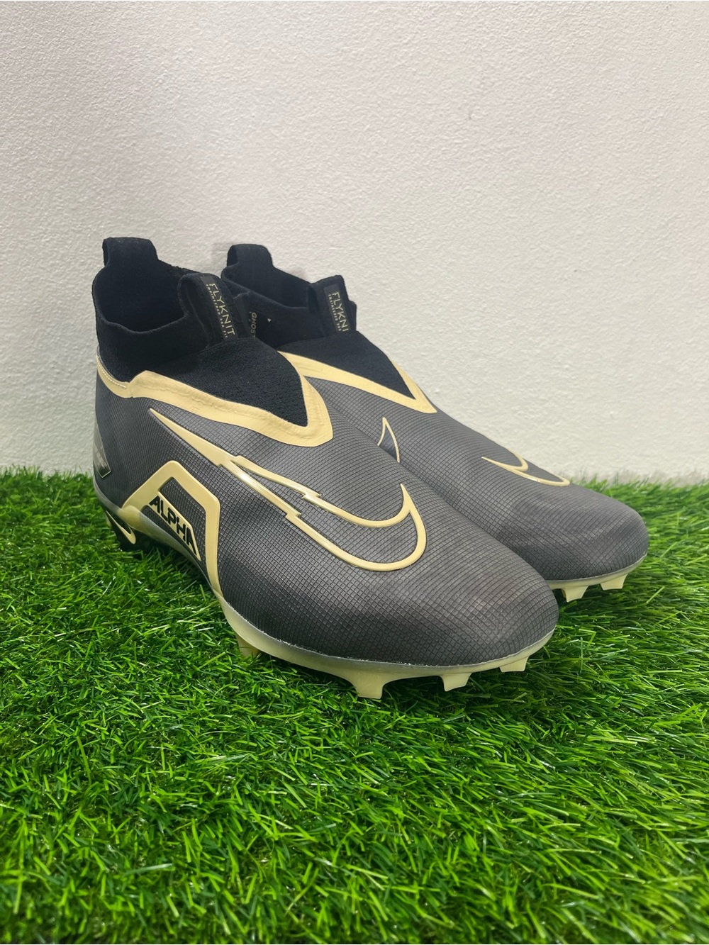 Nike Alpha Menace Elite 3 Mid Football Cleats Black/Tan DM1792-001 Size 14 New